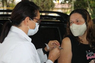 Moradores com 35 anos são vacinados nesta sexta-feira