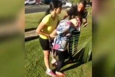 Vídeo: idosa é presa após xingar homem negro e chutar policial