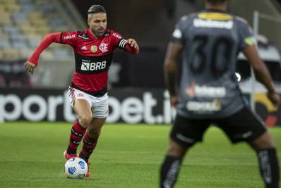 Com edema na panturrilha direita, Diego desfalca o Flamengo contra o Palmeiras