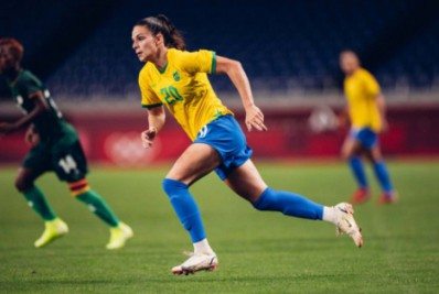 Estreante na seleção brasileira feminina, atacante comemora chance nas Olimpíadas: 'Muito feliz'