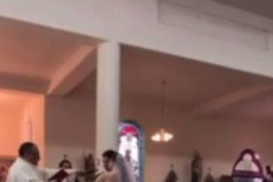 Noivo promete ser infiel para sempre durante troca de alianças e viraliza na internet: veja o vídeo