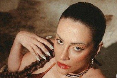 Cleo posa de biquíni de oncinha e rouba a cena