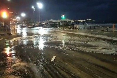 Mar avança e trecho da Avenida Delfim Moreira é fechado
