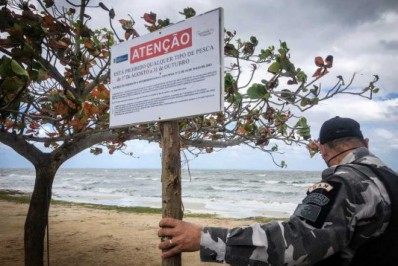 Alertas sobre período de defeso da Lagoa de Araruama são instaladas em São Pedro da Aldeia