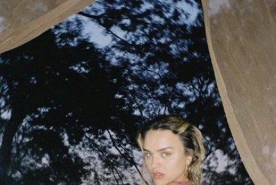 Rafa Kalimann encanta ao postar foto em hidro