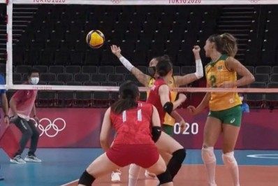 Macris, levantadora do Brasil, se lesionou no terceiro set da partida conta o Japão - Reprodução