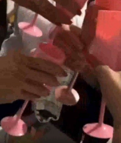 Blogueiras são recebidas com festa após soltura - Reprodução