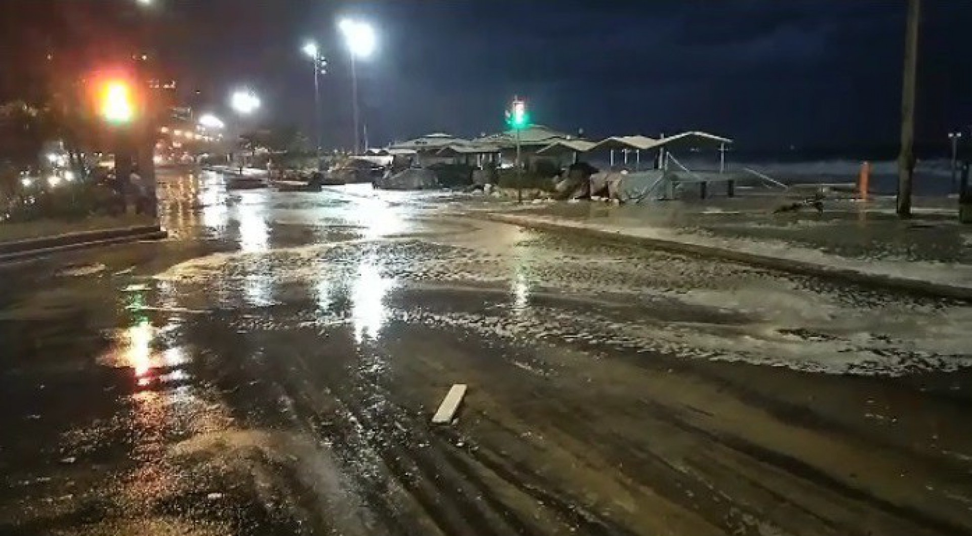 Mar avança e trecho da Avenida Delfim Moreira é fechado