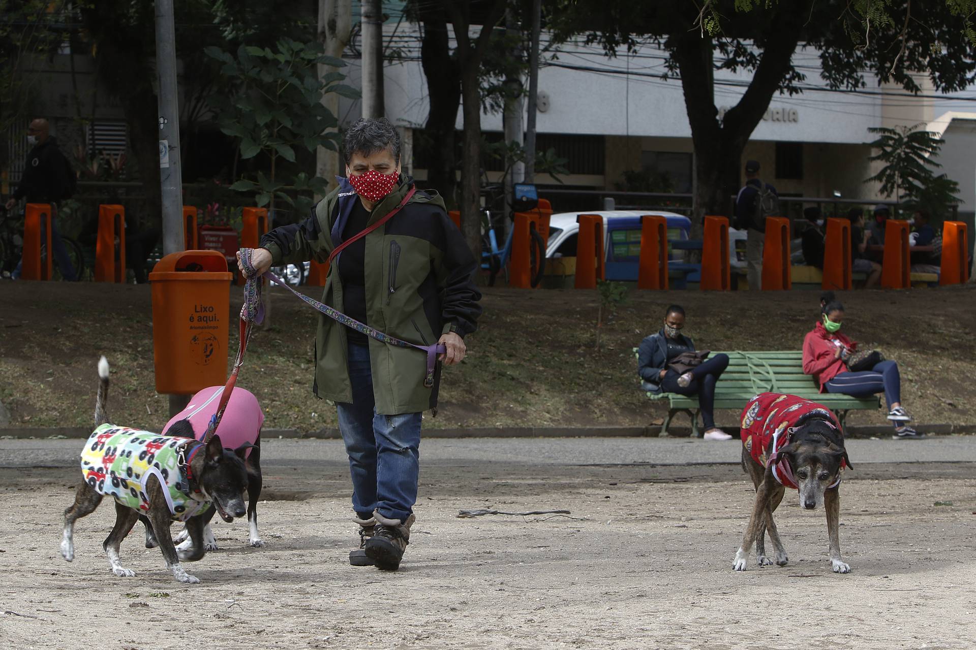 Marluce Balbino mant&eacute;m os animais aquecidos durante as temperaturas mais baixas - Reginaldo Pimenta / Agencia O Dia