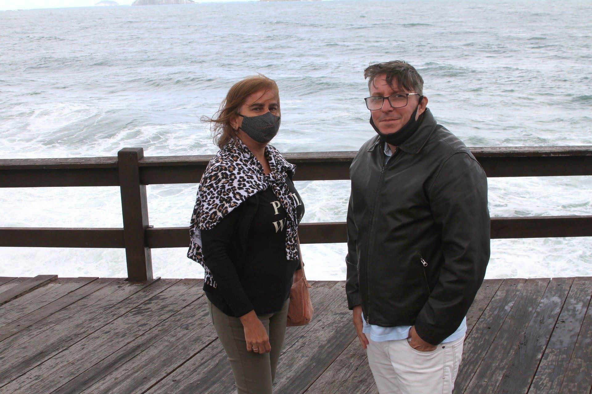 Casal gosta das baixas temperaturas e ver as ressacas de inverno
 - Robson Moreira