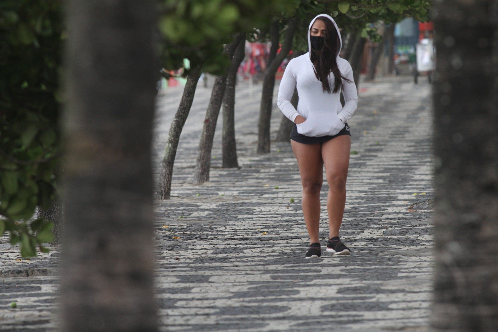 Mesmo com as baixas temperaturas, cariocas se exercitam pela orla - Robson Moreira