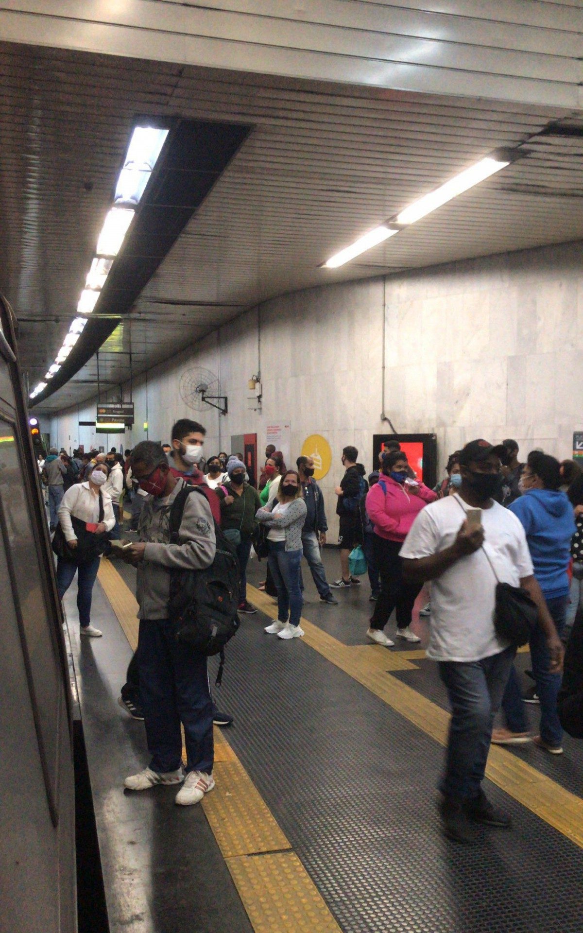 Funcion&aacute;rios do Metr&ocirc;Rio estariam distribuindo vouchers para os passageiros