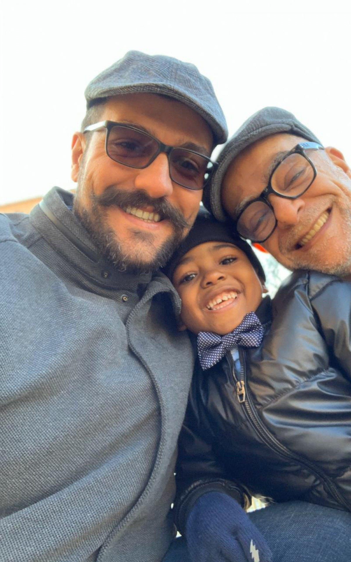 O pequeno Walter recebe o carinho dos pais Jo&atilde;o Marcelo e Andr&eacute; Luiz