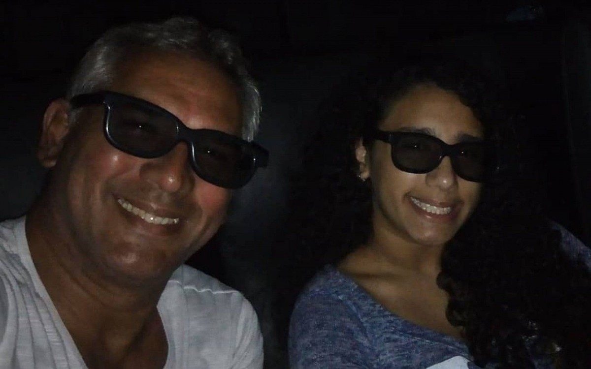 Alexandre e Karine se divertem numa sess&atilde;o de cinema