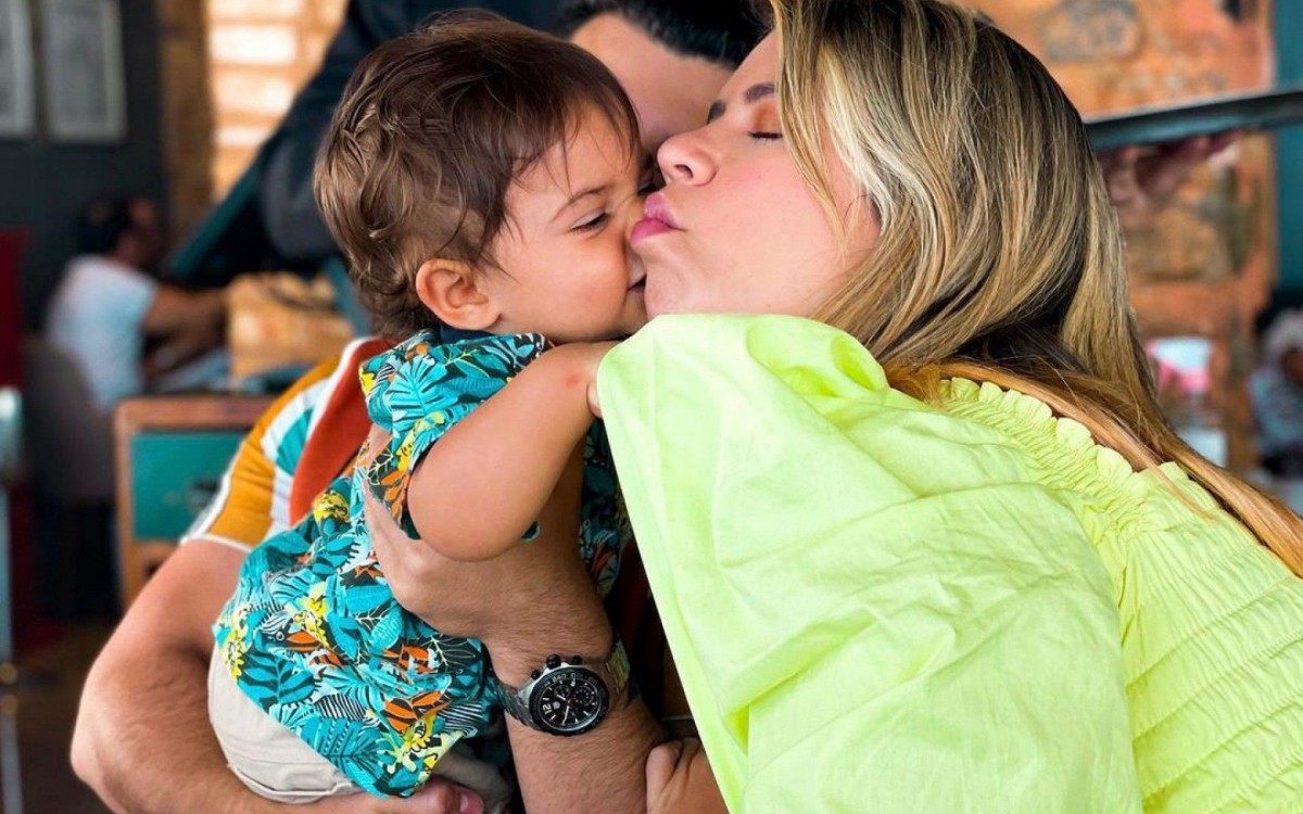 Mar&iacute;lia Mendon&ccedil;a e o filho L&eacute;o