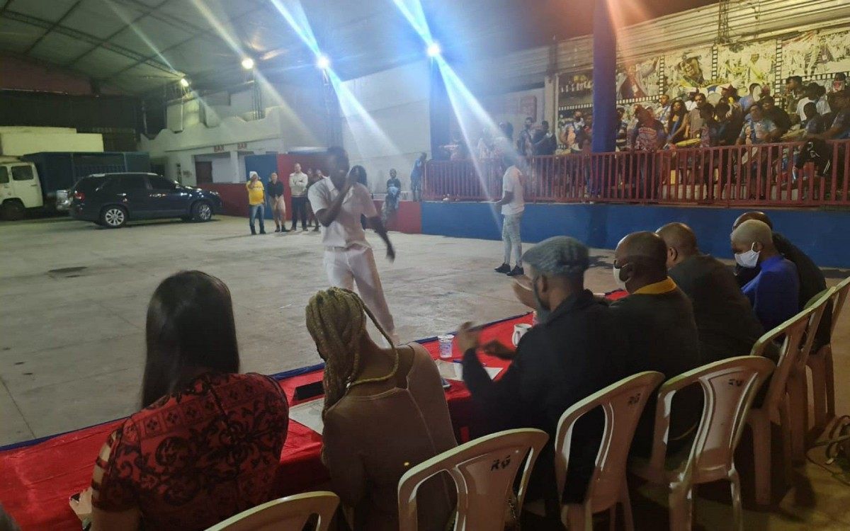 Os novos passistas se apresentaram para um grupo de jurados