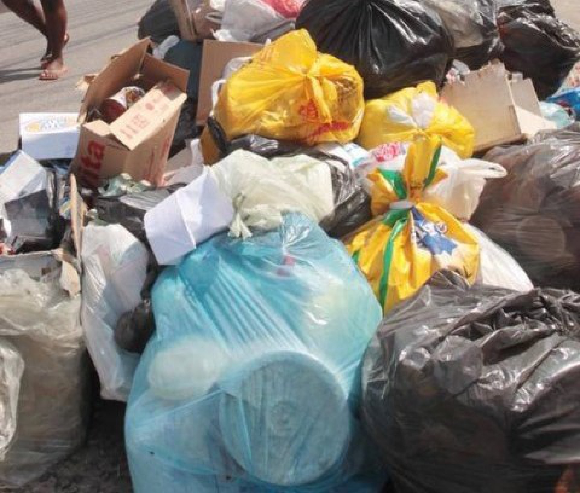 Moradores cobram limpeza e reclamam de lixo a c&eacute;u aberto em Mesquita 