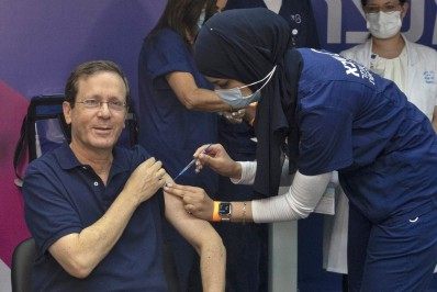 Presidente de Israel recebe terceira dose de vacina contra a covid-19