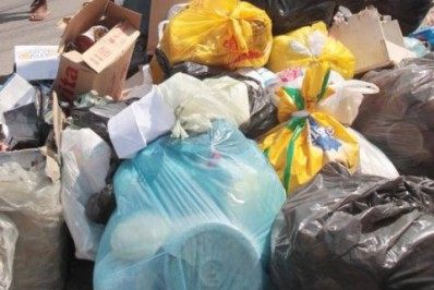 Moradores cobram limpeza e reclamam de lixo a céu aberto em Mesquita 