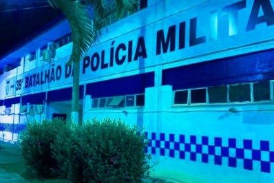 39º BPM em Belford Roxo ganha iluminação especial no Dia de Enfrentamento do Tráfico de Pessoas