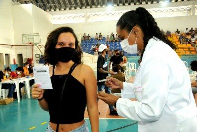 Quissamã vacina 1.350 pessoas de 18 a 23 anos contra a Covid-19 em dia de mutirão