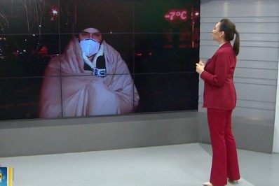 Com inverno rigoroso, repórter de afiliada da Globo usa cobertor ao vivo