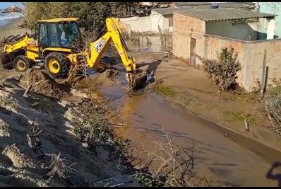 Mar agitado destrói barragem e atinge casas no Norte Fluminense