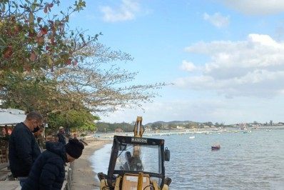 Prefeitura de Búzios desobstrui canal no Porto da Barra em Manguinhos