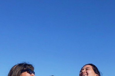 De biquíni, filhas de Flávia Alessandra e Fátima Bernardes posam em piscina de hotel 