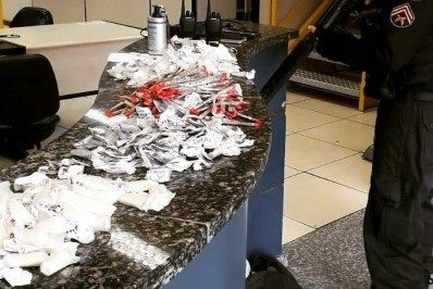 Trio é preso e polícia recupera carros roubados em Duque de Caxias