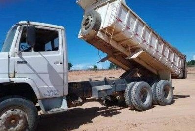 Caminhão Caçamba é roubado em Maricá enquanto estava estacionado