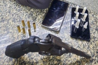 Dupla é presa por tráfico; suspeito atira contra policiais durante perseguição