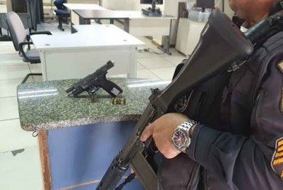 PM prende homem e apreende arma após roubo de motos em Belford Roxo