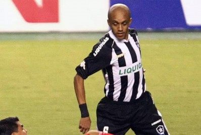 Processo de ex-lateral bloqueia R$ 700 mil nas contas do Botafogo 