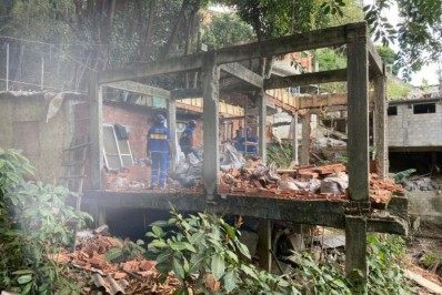 Construções irregulares são demolidas no Morro da Babilônia pela Prefeitura do Rio