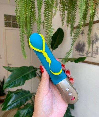 Esse é o Amorino. Ele é um modelo Rabbit que estimula o ponto G e clitóris ao mesmo tempo, mas nessa releitura tem essa cordinha que simplesmente amplia a vibração para toda a parede vaginal. A cordinha ainda amplia a sensação de preenchimento e ajuda a estimular melhor a penetração.
- Divulgação/Loja Sinestesya