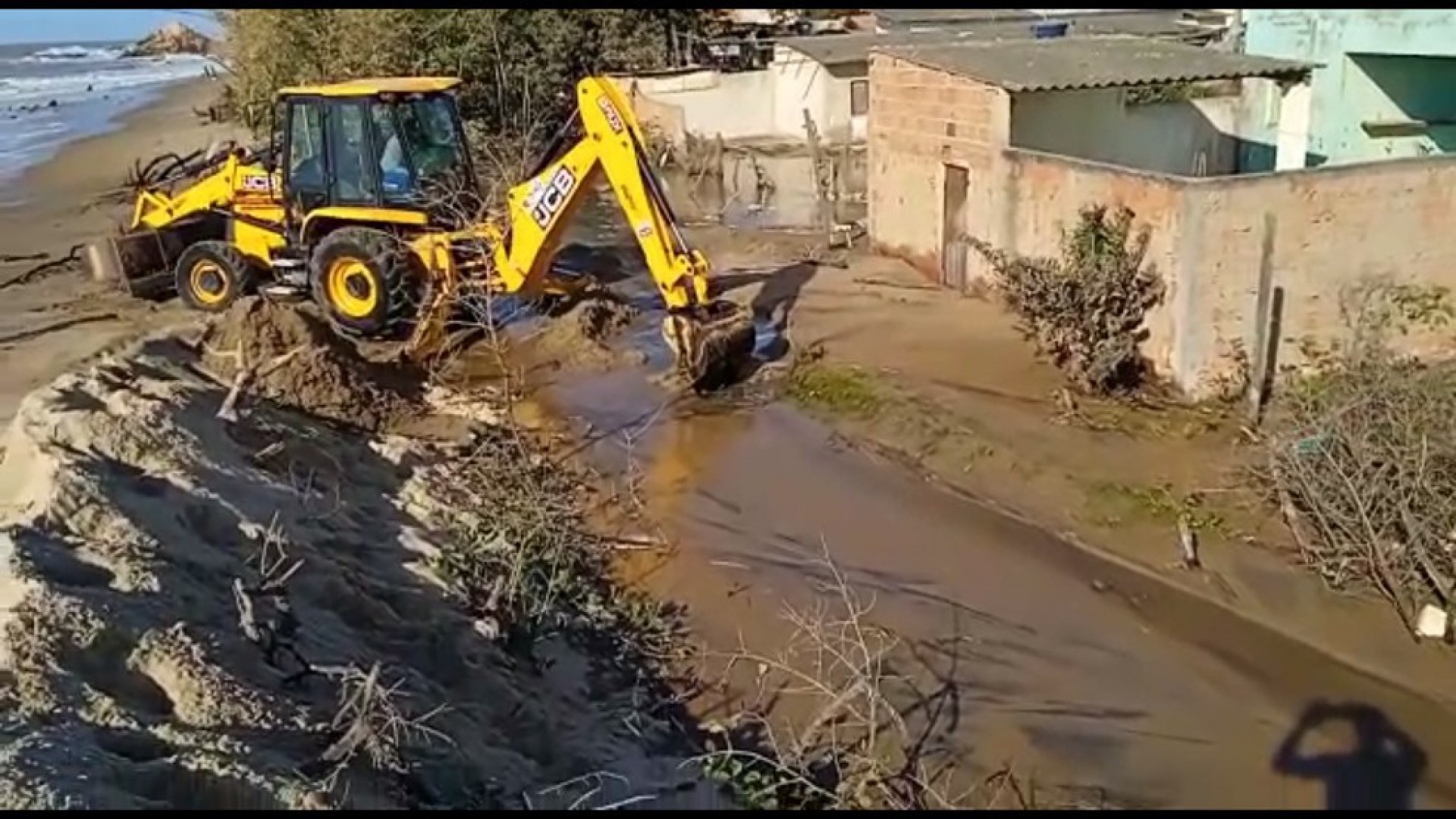 Mar agitado destrói barragem e atinge casas no Norte Fluminense