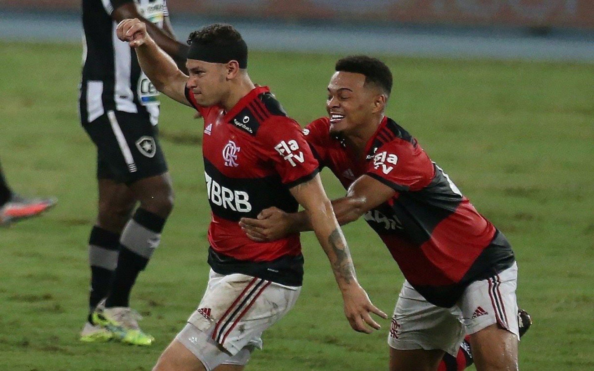 Perto do adeus ao Flamengo, Hugo Moura e Rodrigo Muniz não treinam com o grupo e aguardam detalhes burocráticos
