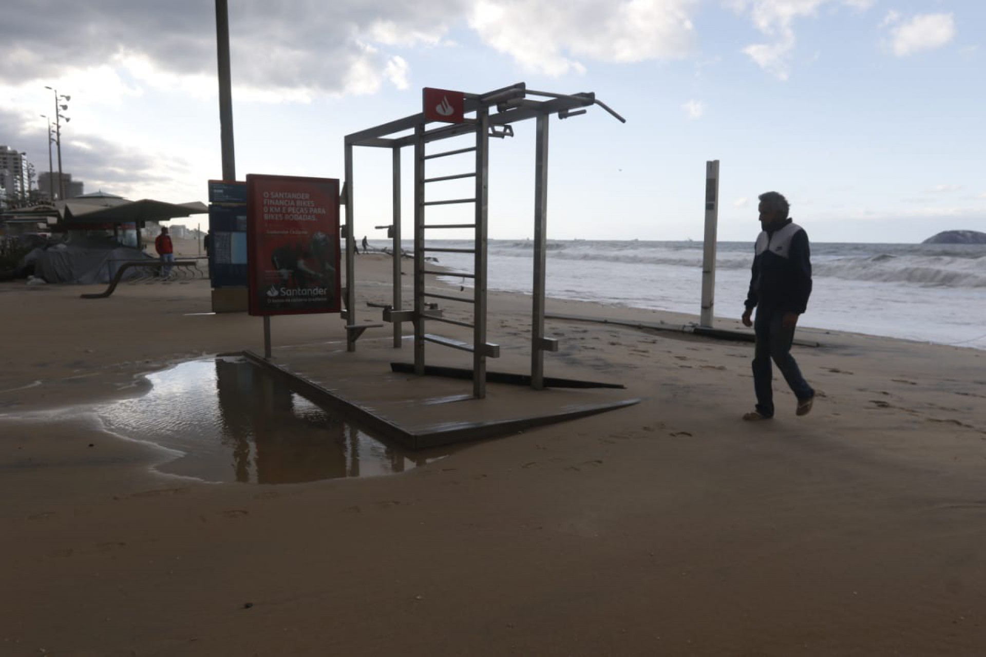 Resultado da ressaca que atingiu a orla do Rio nesta sexta-feira, no Leblon. - Reginaldo Pimenta/Agência O DIA