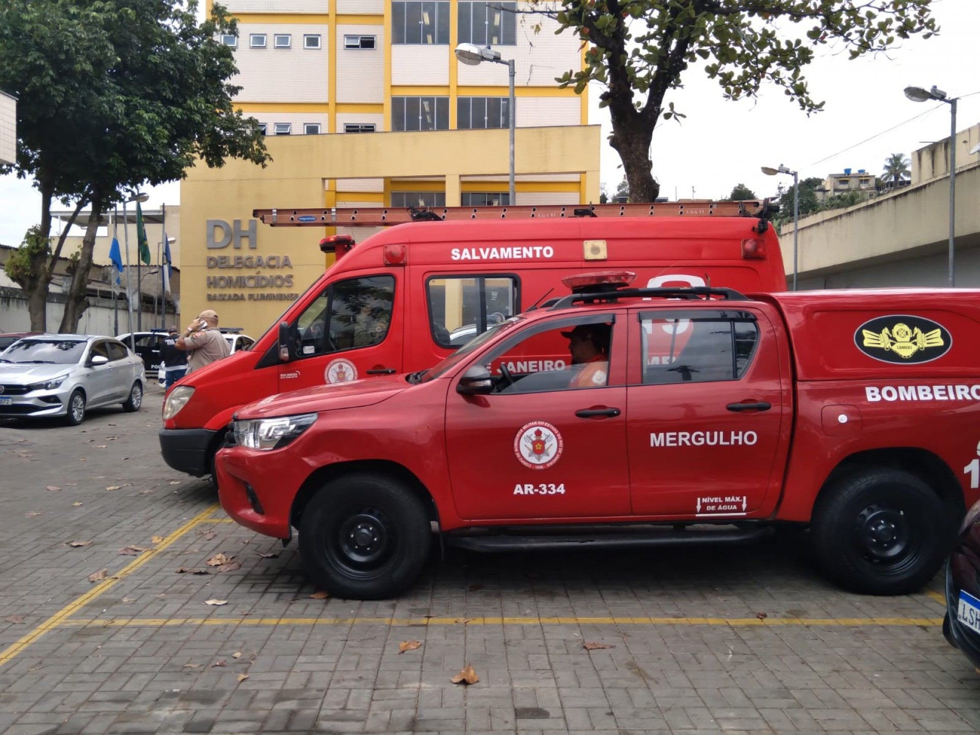 Equipes se preparam para as buscas dos meninos desaparecidos - Marcos Porto / Agência O Dia