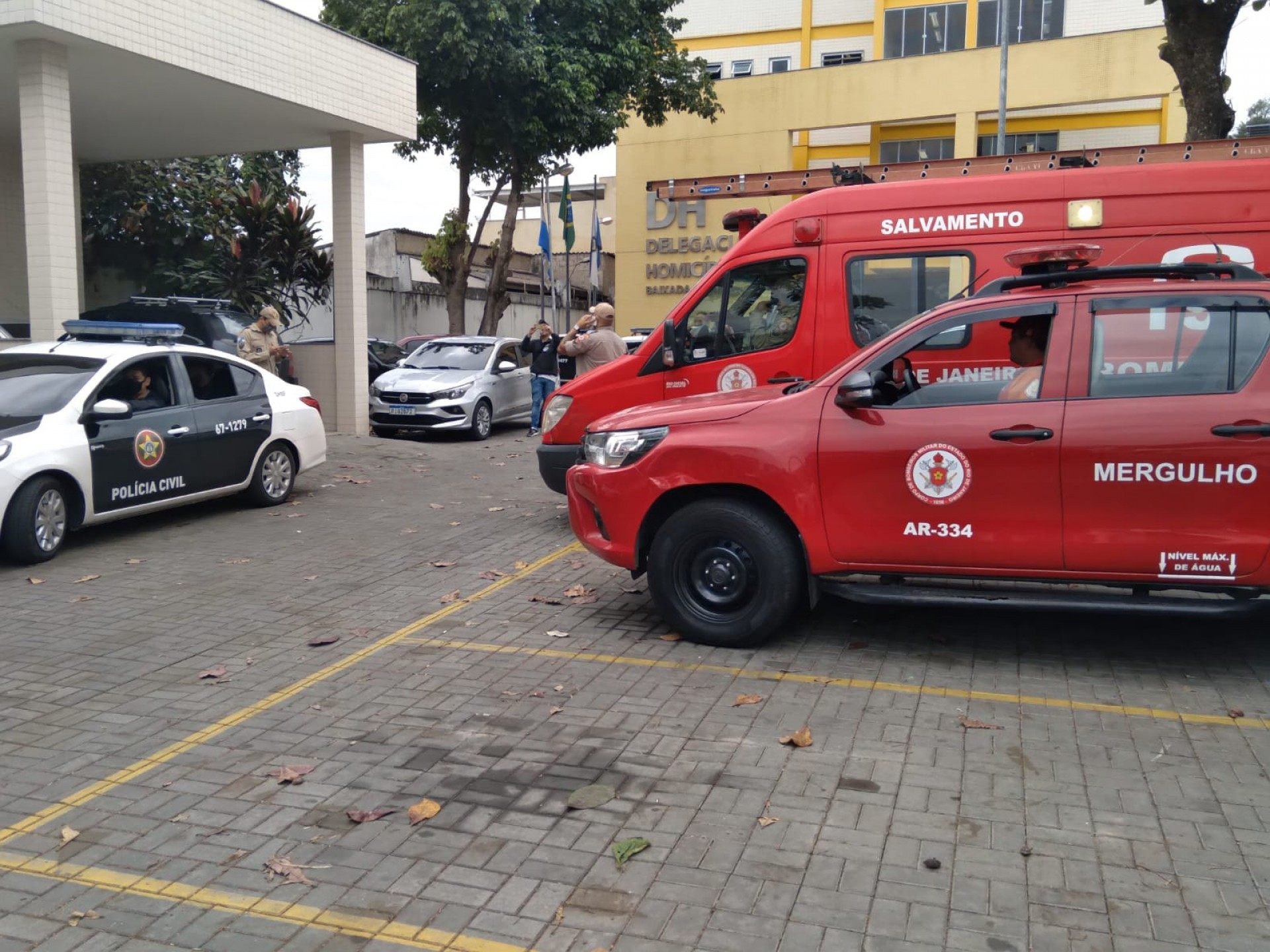 Equipes se preparam para as buscas dos meninos desaparecidos - Marcos Porto / Agência O Dia