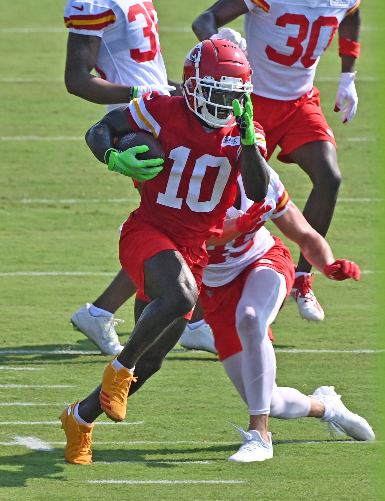 Mais r&aacute;pido da NFL, Tyreek Hill desafia Usain Bolt mais uma vez e provoca: "Est&aacute; velho"