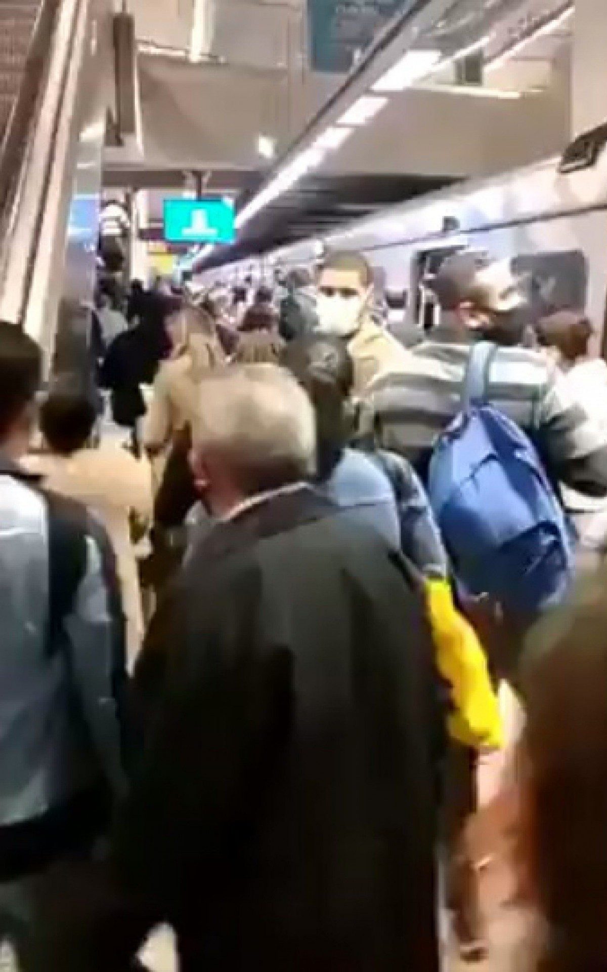 Passageiros foram obrigados a desembarcar do metrô na tarde de sexta-feira - Reprodução de vídeo