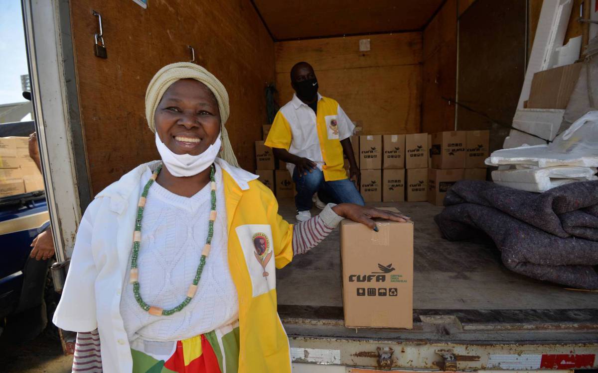 Rio de Janeiro - 31/07/2021 - CIDADE/ CUFA/ RIO DE JANEIRO -  CUFA e Frente Nacional Antirracista realizam distribui&ccedil;&atilde;o de alimentos arrecadados na a&ccedil;&atilde;o G. R.  E. S. Unidos da CUFA na Sapuca&iacute;, neste s&aacute;bado (31) na foto Mae Isabel de Oia   Foto : Fabio Costa/ Ag.O Dia