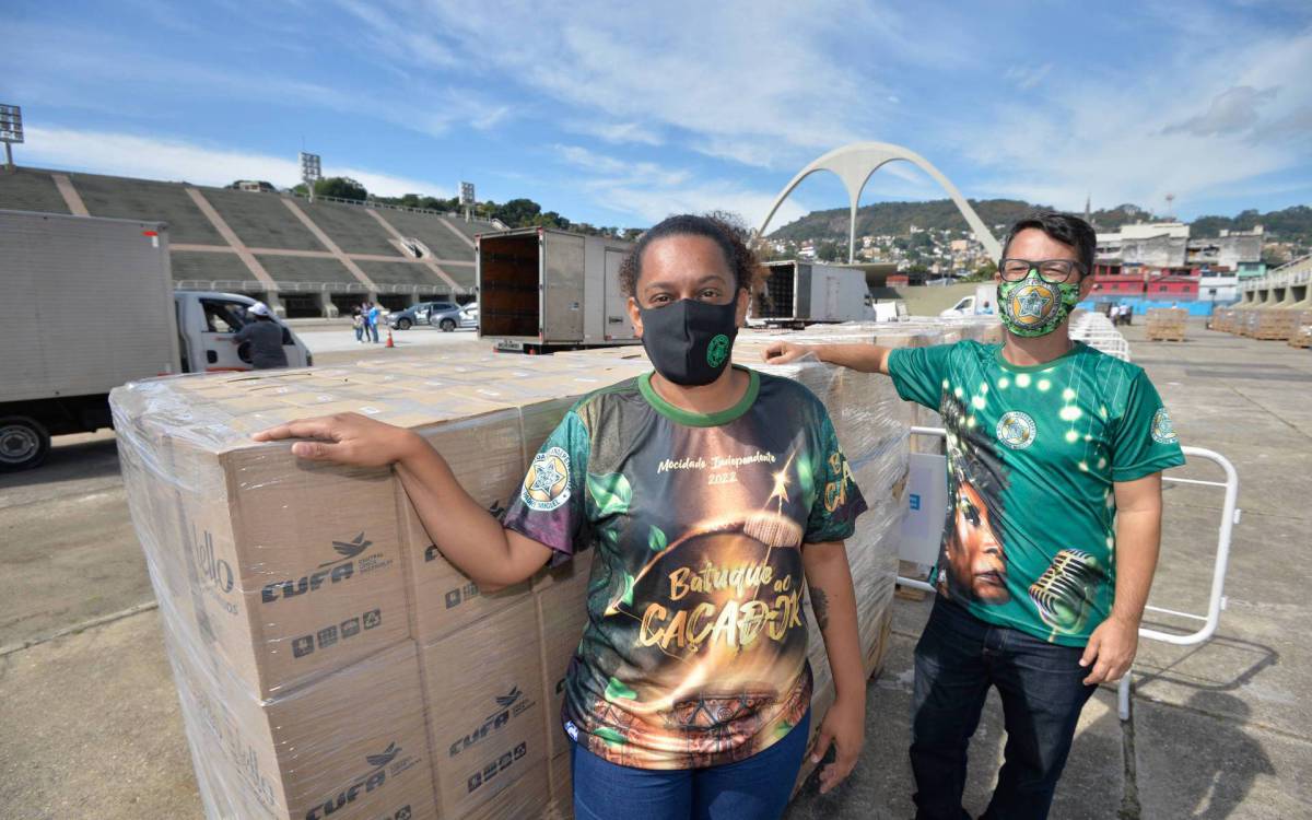 Rio de Janeiro - 31/07/2021 - CIDADE/ CUFA/ RIO DE JANEIRO -  CUFA e Frente Nacional Antirracista realizam distribui&ccedil;&atilde;o de alimentos arrecadados na a&ccedil;&atilde;o G. R.  E. S. Unidos da CUFA na Sapuca&iacute;, neste s&aacute;bado (31)na foto Paula do Rosario e Leonardo Mazzei diretores sociais da Mocide Independente de Padre Miguel   Foto : Fabio Costa/ Ag.O Dia