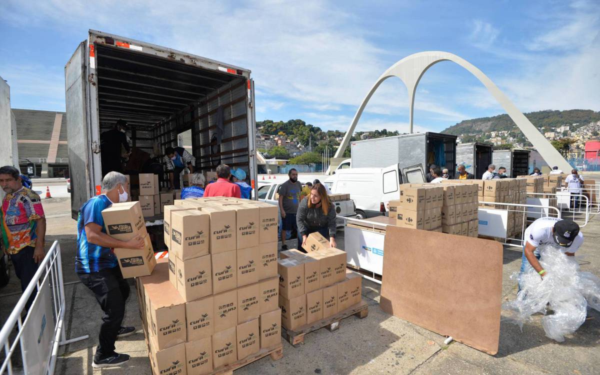Rio de Janeiro - 31/07/2021 - CIDADE/ CUFA/ RIO DE JANEIRO -  CUFA e Frente Nacional Antirracista realizam distribui&ccedil;&atilde;o de alimentos arrecadados na a&ccedil;&atilde;o G. R.  E. S. Unidos da CUFA na Sapuca&iacute;, neste s&aacute;bado (31)  Foto : Fabio Costa/ Ag.O Dia