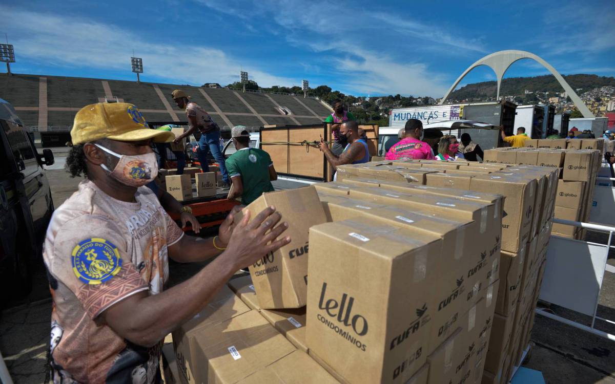Rio de Janeiro - 31/07/2021 - CIDADE/ CUFA/ RIO DE JANEIRO -  CUFA e Frente Nacional Antirracista realizam distribui&ccedil;&atilde;o de alimentos arrecadados na a&ccedil;&atilde;o G. R.  E. S. Unidos da CUFA na Sapuca&iacute;, neste s&aacute;bado (31)  Foto : Fabio Costa/ Ag.O Dia
