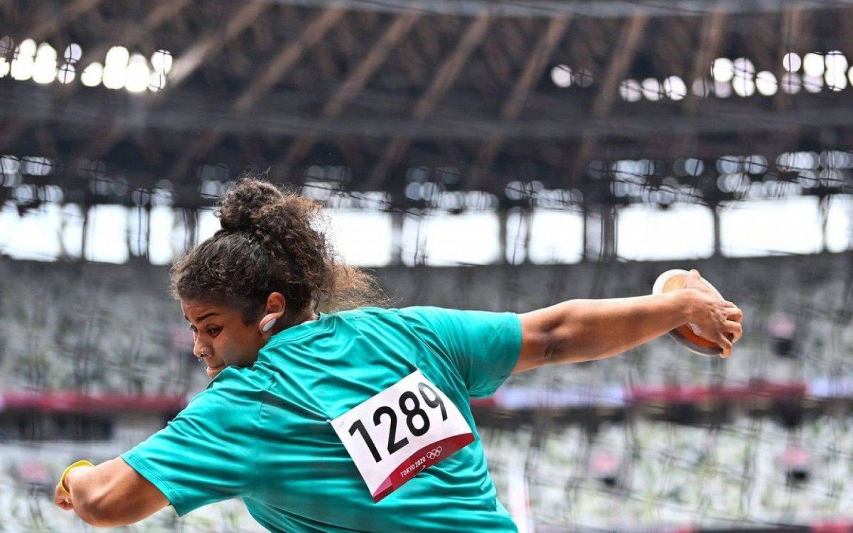 Izabela da Silva durante lan&ccedil;amento do disco