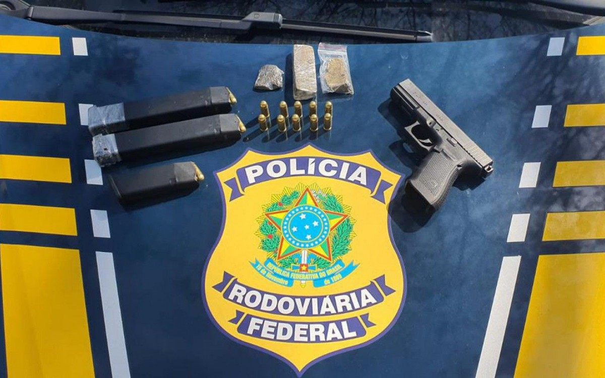 PRF apreendeu uma pistola com kit rajada, três carregadores, munições e maconha - Divulgação/PRF