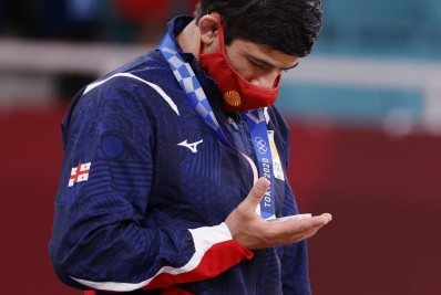 Dois medalhistas são expulsos dos Jogos por saírem da Vila